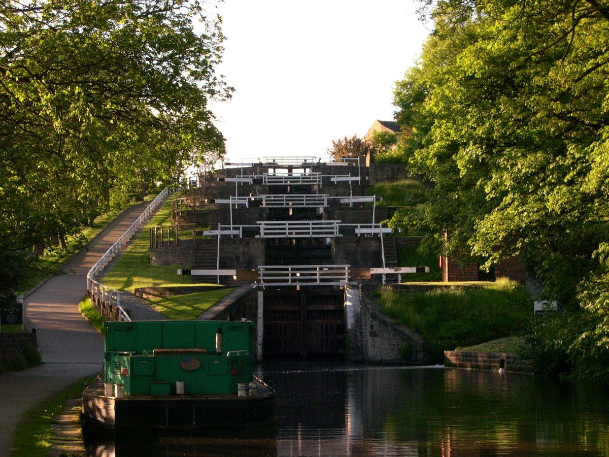 Bingley Five Rise Locks. Photo by Unknown, CC BY-SA 2.0, via Wikimedia Commons. Bingley Five Rise Locks