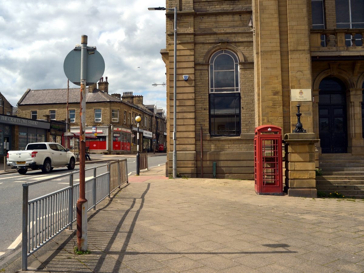 Southgate and the Town Hall, Elland. Photo by Habiloid, CC BY-SA 2.0, via Wikimedia Commons. Southgate and the Town Hall, Elland