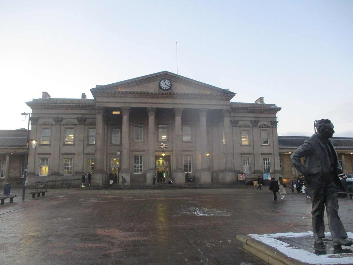 Huddersfield railway station. Photo by Mtaylor848, CC BY-SA 4.0, via Wikimedia Commons. Huddersfield railway station
