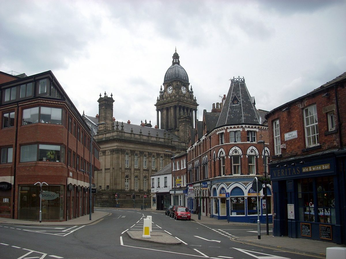 Leeds Town Hall, viewed along Great George Street. Photo by Simon Burchell, CC BY-SA 4.0, via Wikimedia Commons. Leeds Town Hall, viewed along Great George Street