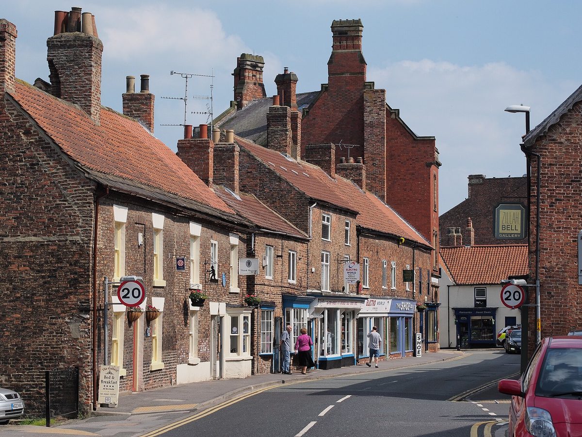 Kirkgate, Thirsk. Photo by Kreuzschnabel, CC BY-SA 3.0, via Wikimedia Commons. Kirkgate, Thirsk